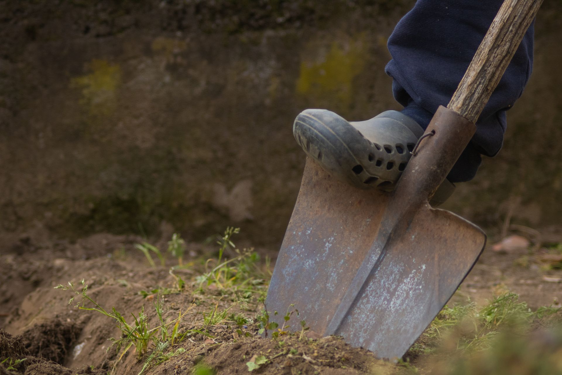 Digging into soft ground with a folding shovel